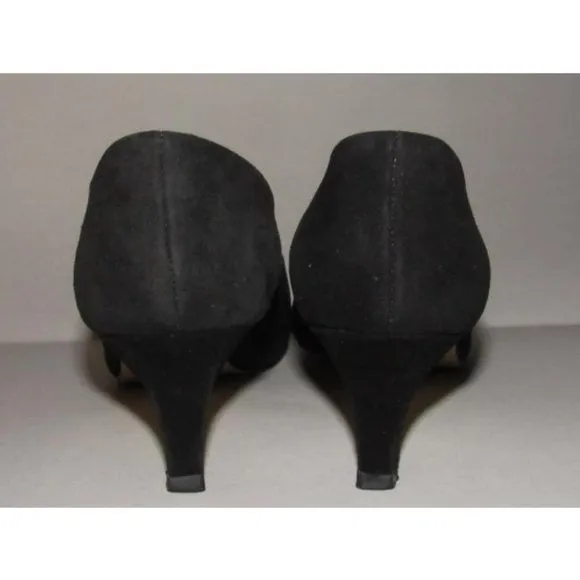Etienne Aigner, 'Linda' style, size 5.5M, black suede and leather, 2" kitten heel, almond toe pumps with a gold tone accent at the toes!